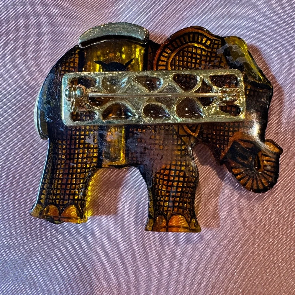 🐘 Vintage Elephant Brooch – Gold & Amber Tones